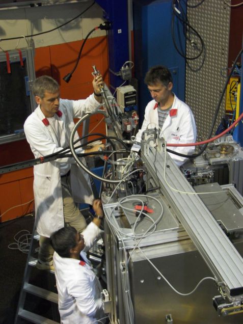 Probenwechsel am Hochtemperatur-Ofen durchgeführt von Ralph Gilles (TUM), Pavel Strunz (NPI Rez bei Prag) und Debashis Mukherji (TU Braunschweig). Probenwechsel
